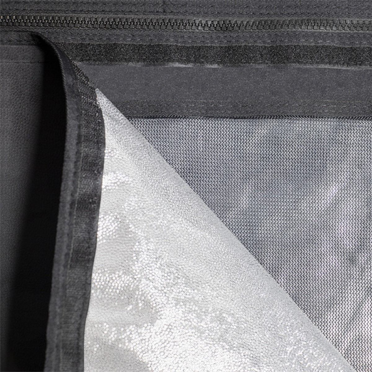 Vue intérieure de la tente PROBOX OUTDOORPRO 80 montrant la doublure réfléchissante en mylar certifié.
